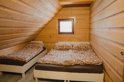 Spálňa s manželskou a 1-lôžkovou posteľou, Chalúpka pod lesom Zázrivá, Zázrivá