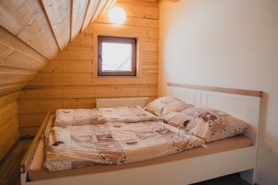 Spálňa s manželskou posteľou, Chalúpka pod lesom Zázrivá, Zázrivá