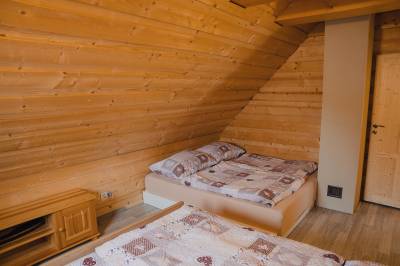 Spálňa s dvomi manželskými posteľami, Chalúpka pod lesom Zázrivá, Zázrivá