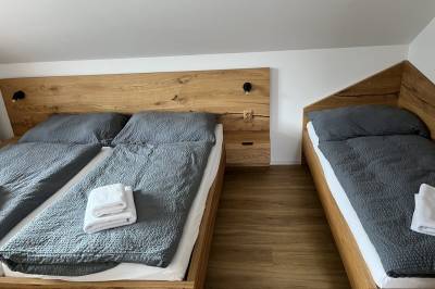 Chata Mytho 2 - spálňa s manželskou a 1-lôžkovou posteľou, Chaty Mytho, Mýto pod Ďumbierom