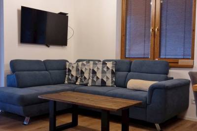 Chata Mytho 1 - obývačka s rozkladacím gaučom a LCD TV, Chaty Mytho, Mýto pod Ďumbierom