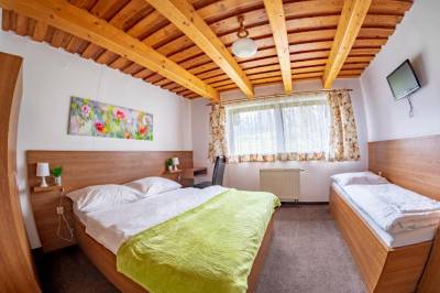 3-lôžková izba - spálňa s manželskou a 1-lôžkovou posteľou a LCD TV, Penzión Vasko, Ždiar