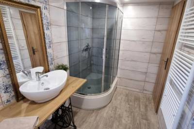 Kúpeľňa so sprchovacím kútom, Domček pod Orechom, Banská Štiavnica