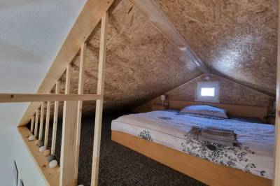 Podkrovná spálňa s manželskou posteľou, Domček pod Orechom, Banská Štiavnica