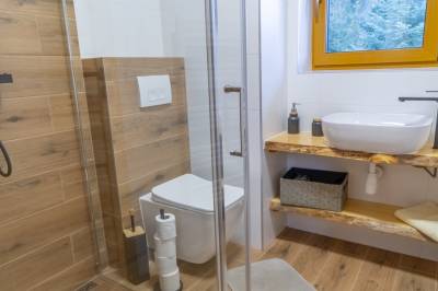 Apartmán so 6 spálňami - kúpeľňa so sprchovacím kútom a toaletou, Chata Janko Oravice, Vitanová