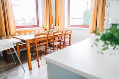 Kuchyňa s jedálenským sedením, umývačkou a kávovarom, Dom Jasná, Liptovský Mikuláš