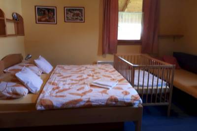 Spálňa s manželskou posteľou a detskou postieľkou, KAPINA - Dom Marína, Liptovská Sielnica