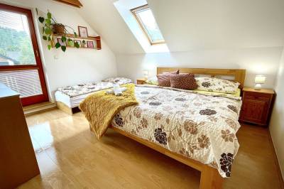 Spálňa s manželskou a 1-lôžkovou posteľou, Dom Adrián, Liptovská Sielnica