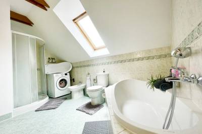 Kúpeľňa s vaňou, práčkou a toaletou, KAPINA - Dom Adrián, Liptovská Sielnica