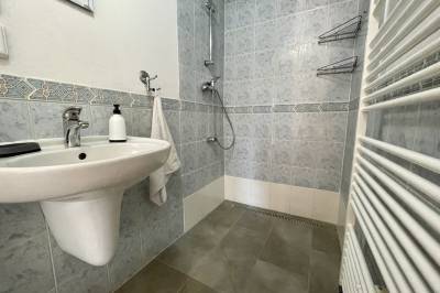 Kúpeľňa so sprchovacím kútom, Dom Adrián, Liptovská Sielnica