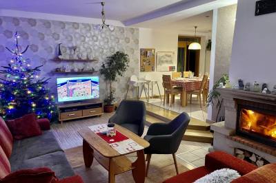 Obývačka s gaučom, krbom a LCD TV, Dom Adrián, Liptovská Sielnica