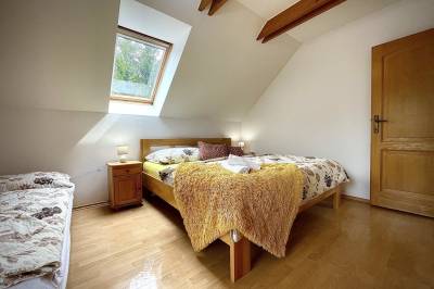 Spálňa s manželskou a 1-lôžkovou posteľou, KAPINA - Dom Adrián, Liptovská Sielnica