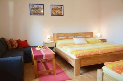 Spálňa s manželskou posteľou a 1-lôžkovými posteľami, Chata Kamilka, Prosiek