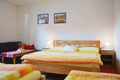Spálňa s manželskou posteľou a 1-lôžkovými posteľami, Chata Kamilka, Prosiek