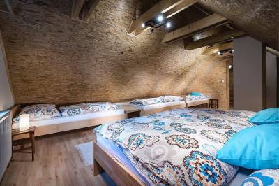 Spálňa s manželskou posteľou a oddelenými lôžkami, KAPINA - Chata pod lesom, Kvačany