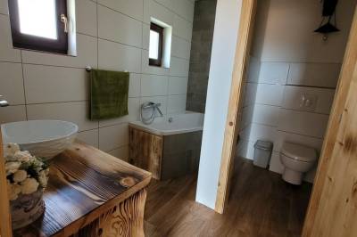Kúpeľňa a toaleta na poschodí, Vila Včielka, Kvačany