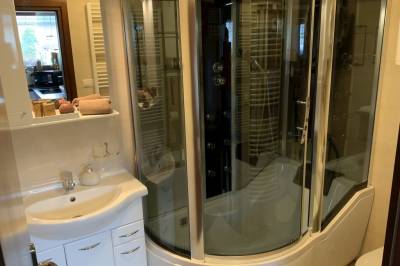 Kúpeľňa so sprchovacím hydromasážnym boxom, Villa Rocky View, Stará Lesná
