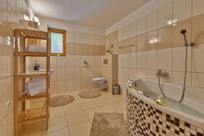 Apartmán na poschodí - kúpeľňa s vaňou a toaletou, Pinus apartments***, Horná Lehota