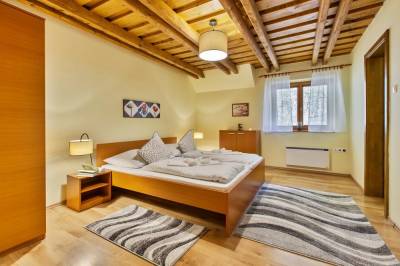 Apartmán na poschodí - spálňa s manželskou posteľou, Pinus apartments***, Horná Lehota