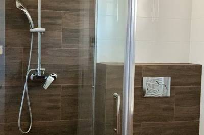 Kúpeľňa so sprchovacím kútom a toaletou, Vila Svišťovka, Stará Lesná