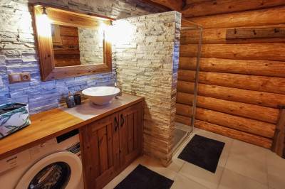 Kúpeľňa so sprchovacím kútom a práčkou, Alaska zrub, Banská Štiavnica