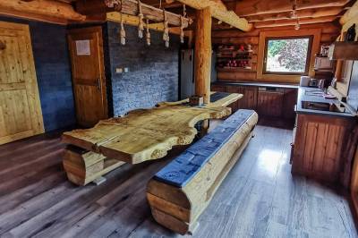 Plne vybavená kuchyňa s masívnym jedálenským stolom, Alaska zrub, Banská Štiavnica