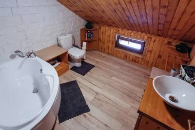 Kúpeľňa s vaňou a toaletou, Alaska zrub, Banská Štiavnica