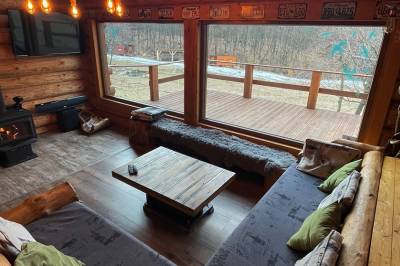 Obývačka s gaučom, LCD TV a kachľami, Alaska zrub, Banská Štiavnica