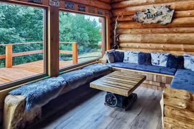 Obývačka s priestranným gaučom, Alaska zrub, Banská Štiavnica