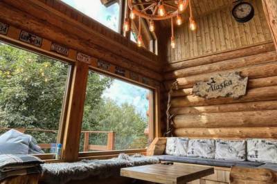 Obývačka s priestranným gaučom, Alaska zrub, Banská Štiavnica