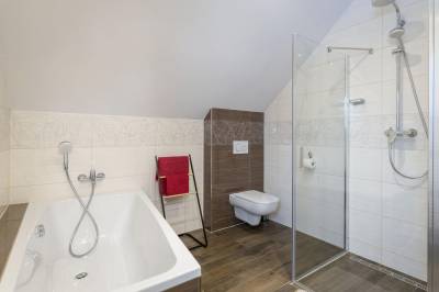 Kúpeľňa so sprchovacím kútom, vaňou a toaletou, Villa Jarka, Ždiar