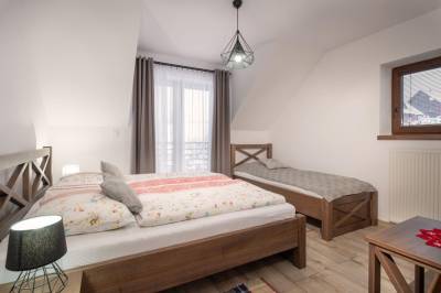 Spálňa s manželskou a 1-lôžkovou posteľou, Villa Jarka, Ždiar