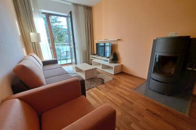 Obývačka s gaučom, LCD TV a kachľami, Apartmány hotela CROCUS Štrbské Pleso, Vysoké Tatry