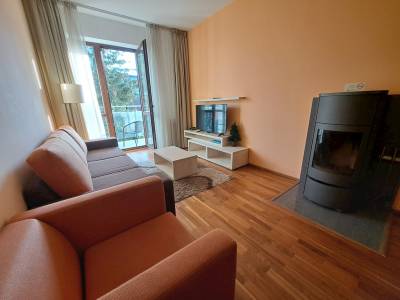 Obývačka s gaučom, LCD TV a kachľami, Apartmány hotela CROCUS Štrbské Pleso, Vysoké Tatry