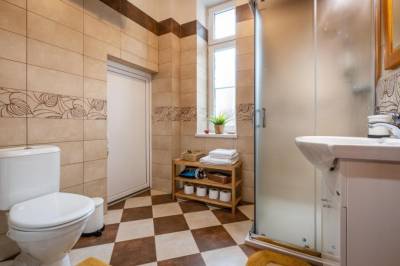 Apartmán Dereše - kúpeľňa so sprchovacím kútom a toaletou, Hybský dom, Hybe