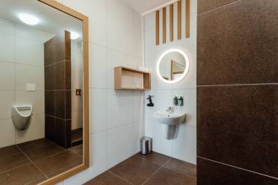 Dvojlôžková izba bez balkónu - kúpeľňa so sprchovacím kútom a toaletou, Apartmány Humno, Valča