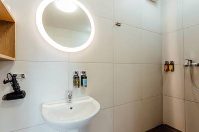Dvojlôžková izba bez balkónu - kúpeľňa so sprchovacím kútom, Apartmány Humno, Valča