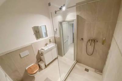 Apartmán č. 2 - kúpeľňa so sprchovacím kútom a toaletou, Boutique Apartments, Banská Štiavnica