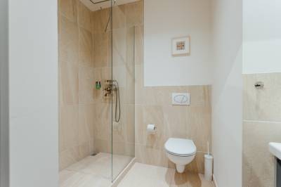 Apartmán č. 11 - kúpeľňa so sprchovacím kútom a toaletou, Boutique Apartments, Banská Štiavnica