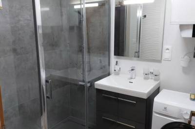 Kúpeľňa so sprchovacím kútom a práčkou, Apartmán Filip - Pod Lesom, Vysoké Tatry