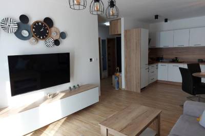 Obývačka s LCD TV prepojená s kuchyňou, Apartmán Filip - Pod Lesom, Vysoké Tatry