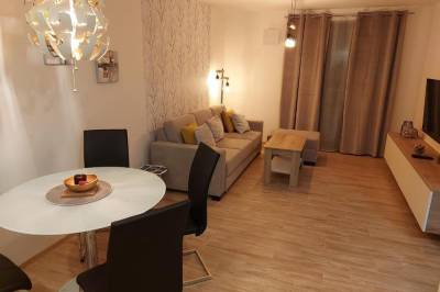 Obývačka s rozkladacím gaučom a jedálenským sedením, Apartmán Filip - Pod Lesom, Vysoké Tatry