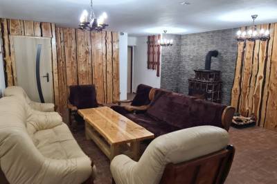 Obývačka s gaučom a kachľami, Chalupa Kubínska, Dolný Kubín