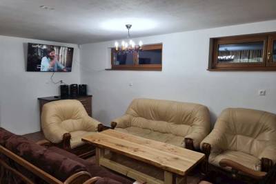 Obývačka s gaučom a LCD TV, Chalupa Kubínska, Dolný Kubín