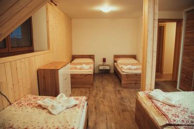 Spálňa s manželskou posteľou a 3 oddelenými lôžkami, Chalupa Kubínska, Dolný Kubín