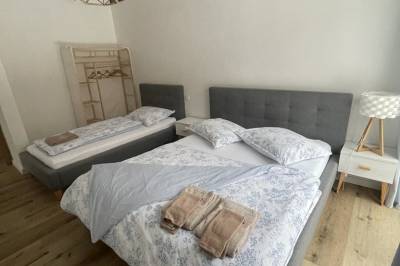 Spálňa s manželskou a 1-lôžkovou posteľou, Chata Malinky, Jezersko