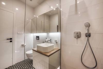 Kúpeľňa so sprchovacím kútom a toaletou, Apartment Tiliana, Vysoké Tatry