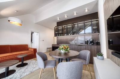 Obývačka prepojená s kuchyňou a jedálenským sedením, Apartment Tiliana, Vysoké Tatry