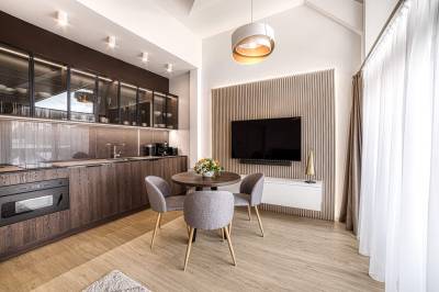 Plne vybavená kuchyňa s jedálenským sedením a LCD TV, Apartment Tiliana, Vysoké Tatry