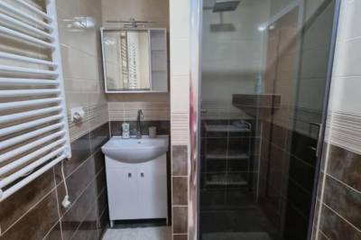 Apartmán 1 - kúpeľňa so sprchovacím kútom, Ubytovanie u Durpiho, Banská Štiavnica